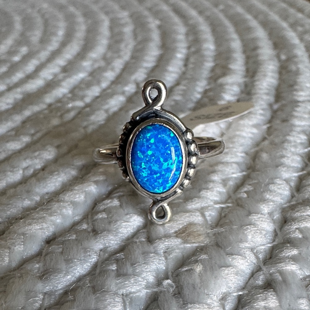 Silver Ring with beautiful blue stone! Size 6 - stamped 925